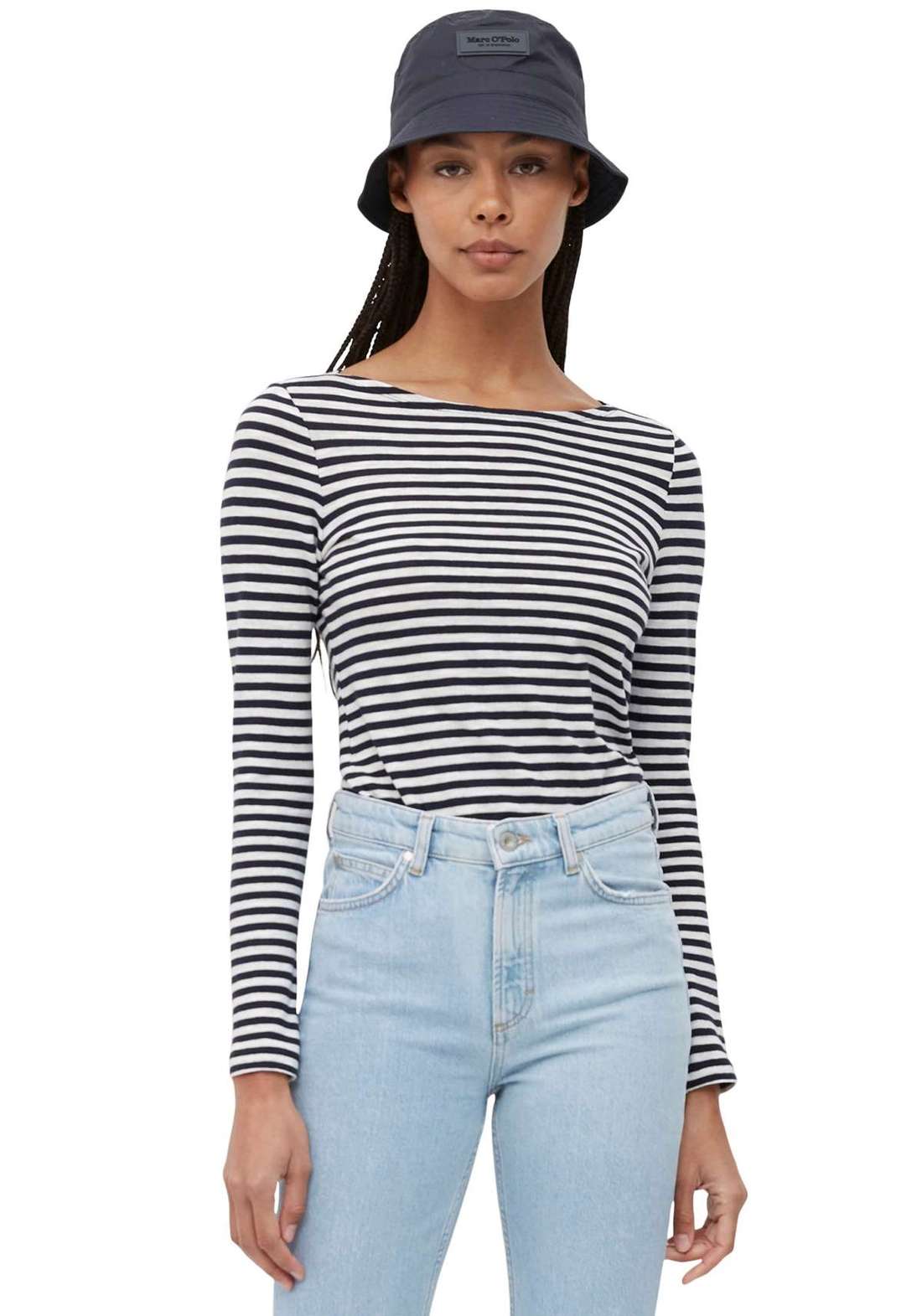 Рубашка с длинными рукавами и небольшим вырезом-лодочкой.