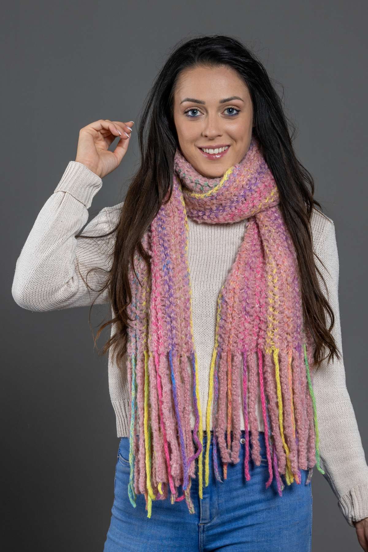 Модный шарф (1 шт.) крупной вязки с бахромой.