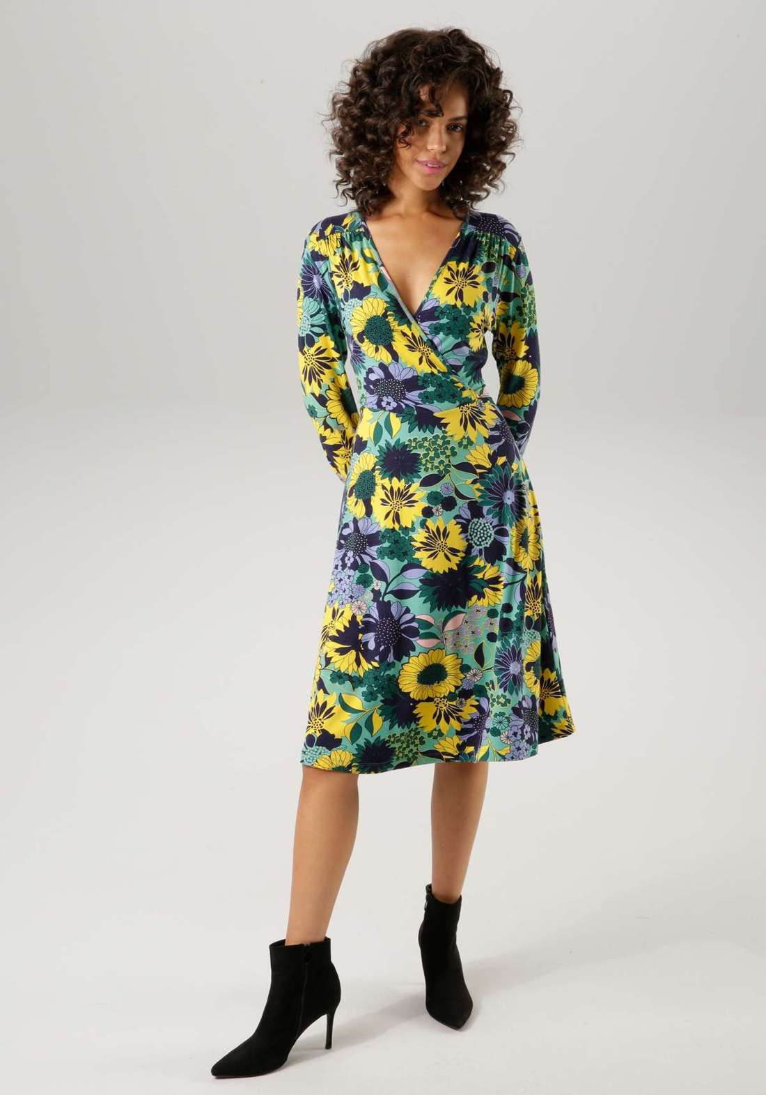 Платье из джерси с V-образным вырезом и запахом