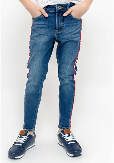 Удобные джинсы с контрастными полосками по бокам.