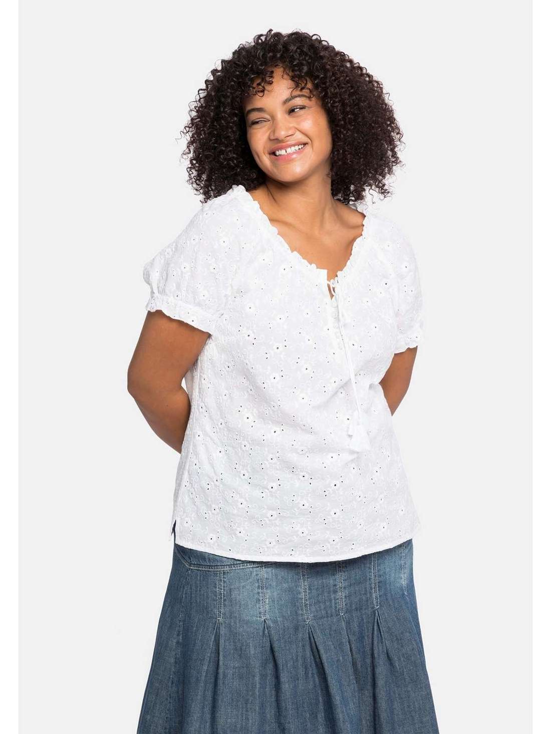 Туника с вышивкой-люверсами и рюшами Große Größen