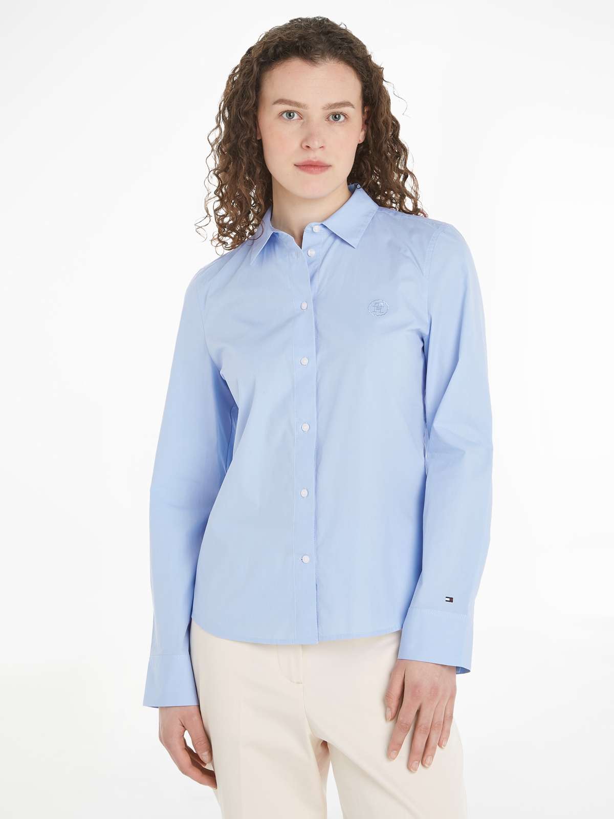 Классическая блузка с вышитым логотипом