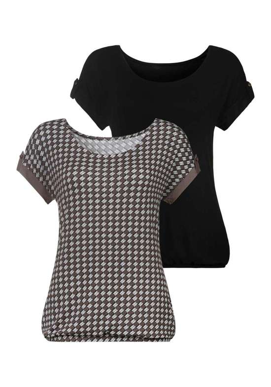 Футболка с небольшой бейкой и золотой пуговицей на подоле рукава.