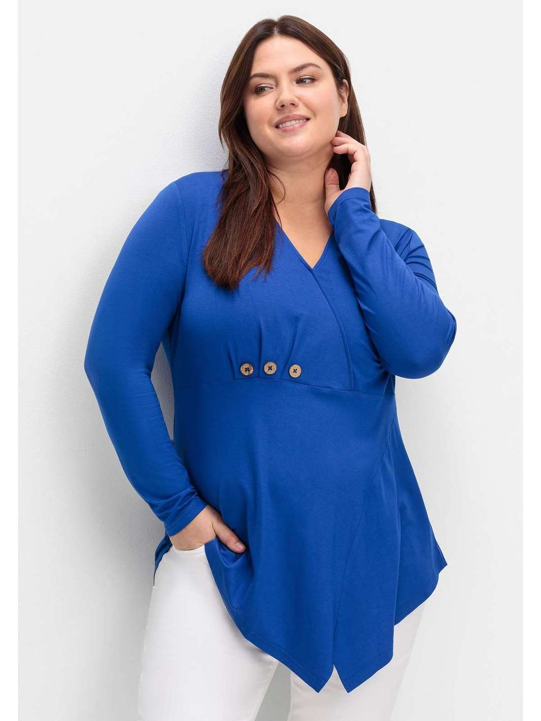 Длинная рубашка с запахом и декоративными пуговицами. Große Größen