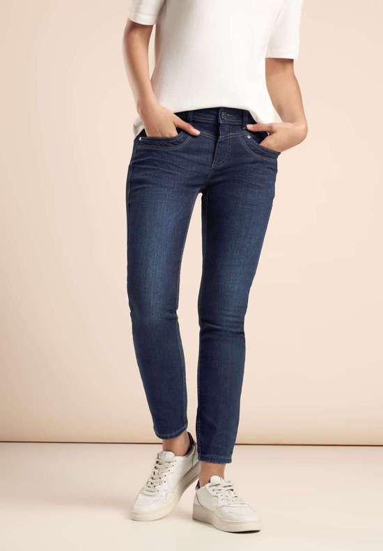 Джинсы узкого кроя с пятью карманами. YORK