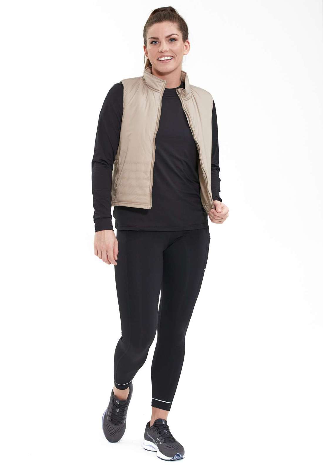 Жилет из софтшелла с практичными карманами на молнии. Silar