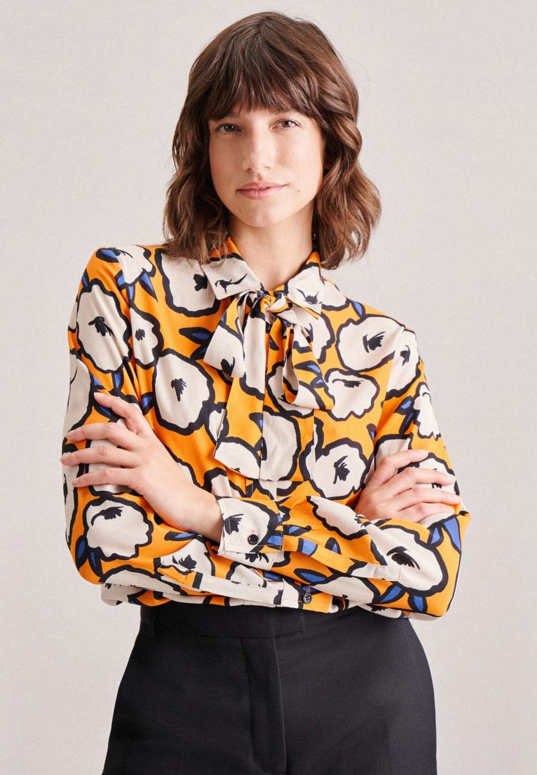 Блузка с завязками на воротнике Schwarze Rose