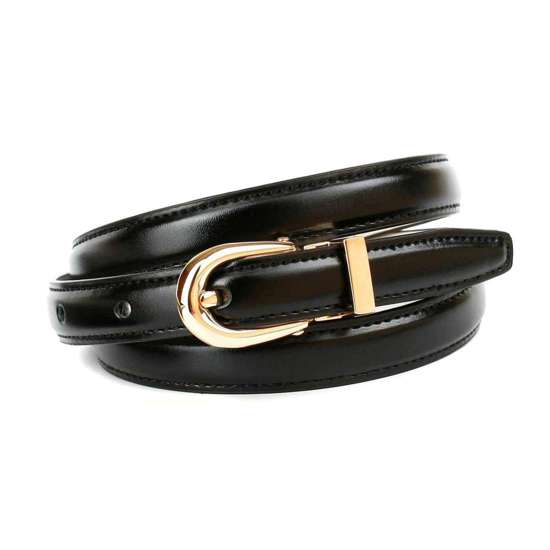 Кожаный ремень узкой формы с застежкой золотистого цвета.