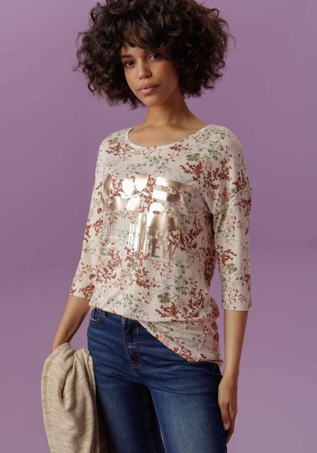 Рубашка с круглым вырезом, украшенная стразами и блестящим принтом из фольги.