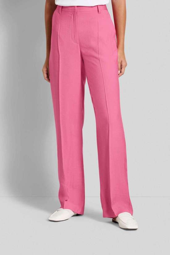 Брюки из ткани с запрессованными складками.