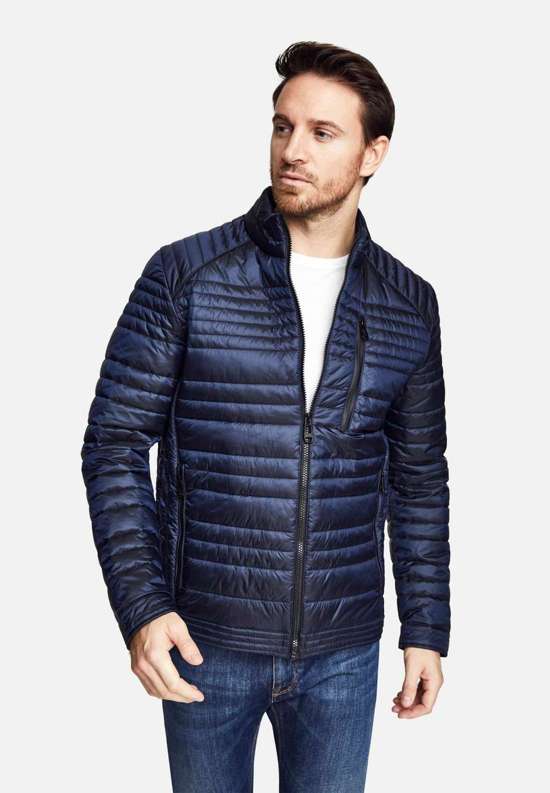 Уличная куртка с водоотталкивающим дизайном.