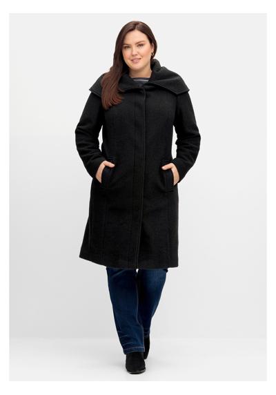 Зимнее пальто с большим воротником и содержанием шерсти.