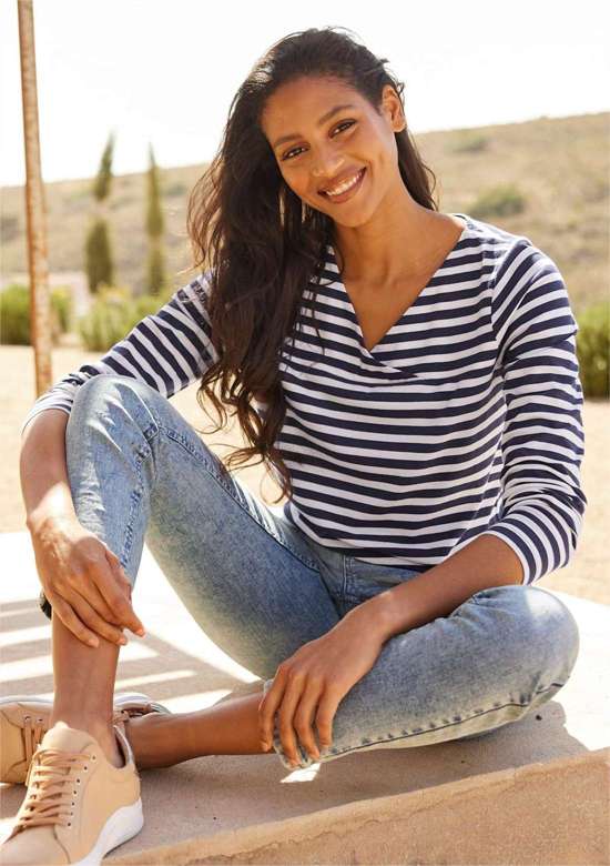 V-образная рубашка Shirt