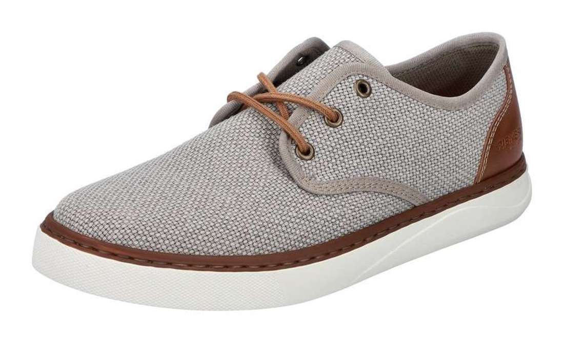 Туфли на шнуровке и спортивной подошве.