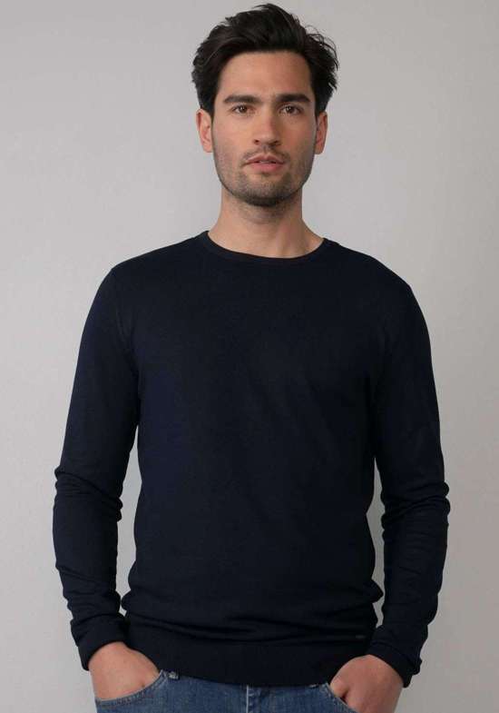 Вязаный свитер с круглым вырезом