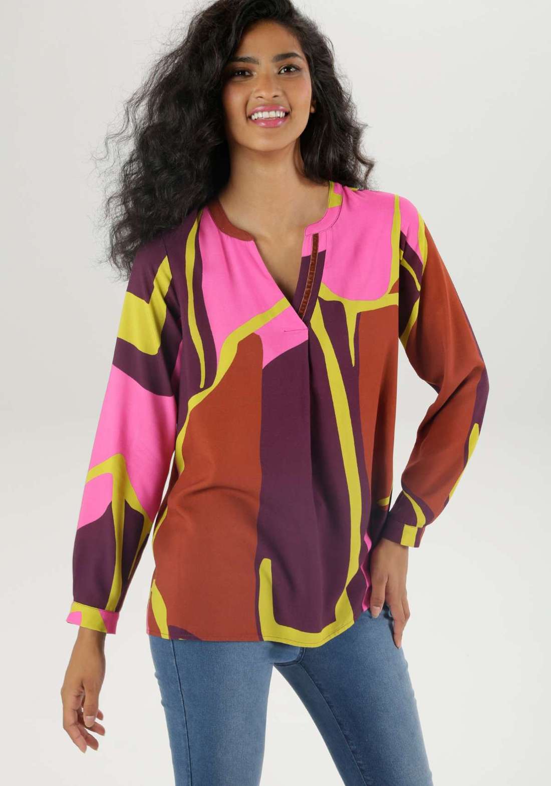 Блузка без шнуровки со слегка блестящей бархатной лентой на вырезе.