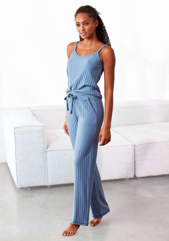 Брюки для отдыха с атласной лентой для завязывания.