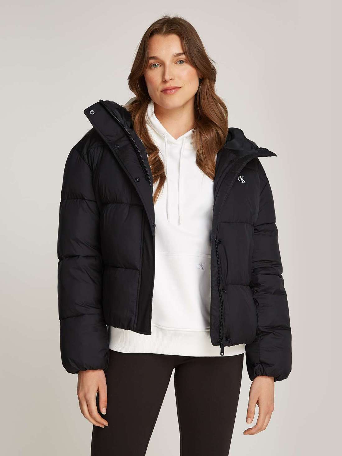 Стеганая куртка с капюшоном с тиснением логотипа LOGO SHORT HOODED PUFFER