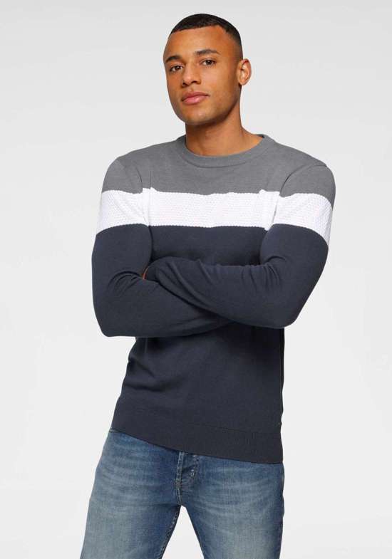 Свитер с круглым вырезом