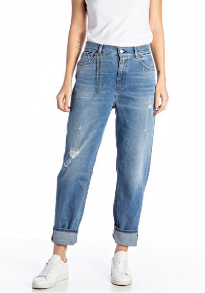 Прямые джинсы в поношенном стиле с цепочкой.