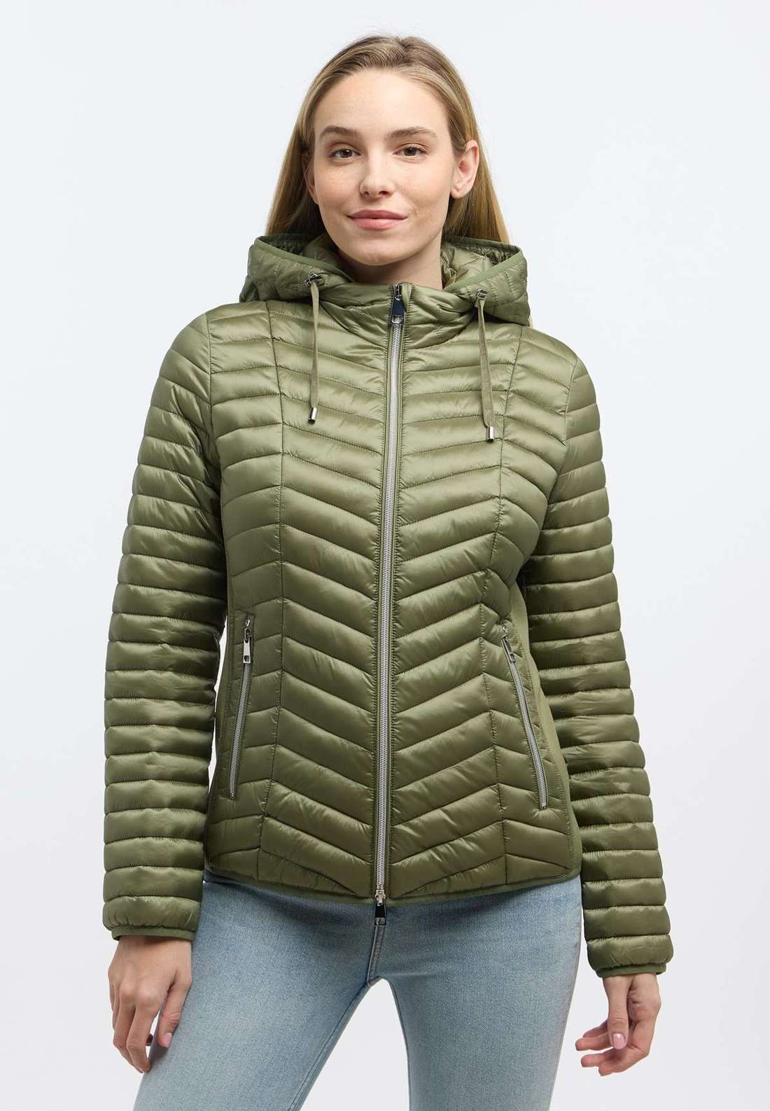 Стеганая куртка с капюшоном и карманами на молнии