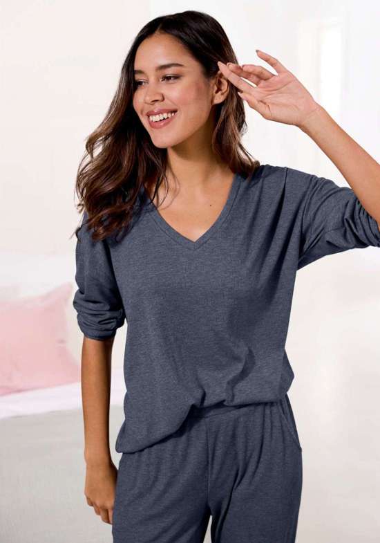 Рубашка с длинными рукавами из мягкой ткани в рубчик.