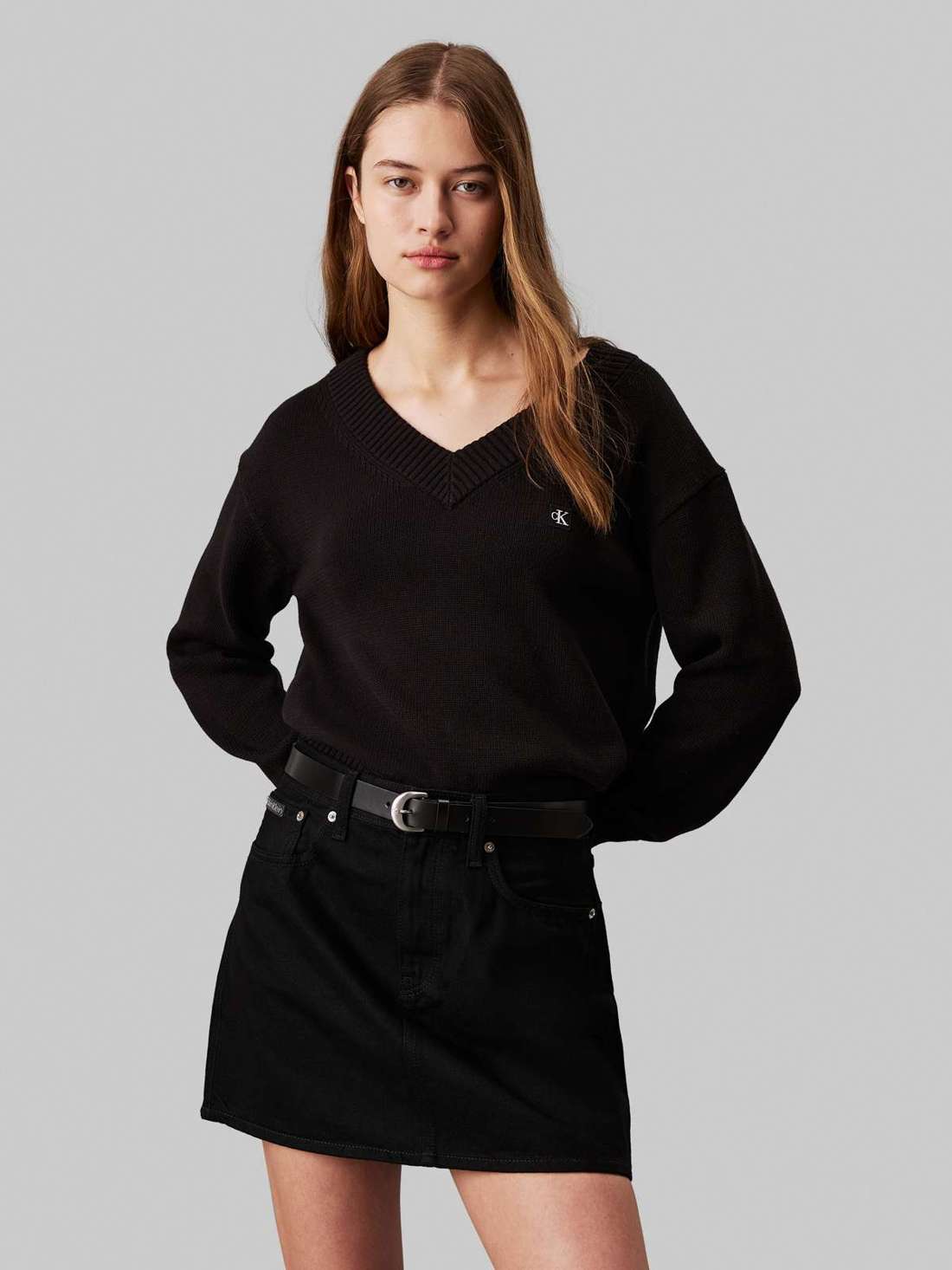 Свитер с V-образным вырезом и нашивкой-логотипом CK EMBRO BADGE V-NECK SWEATER