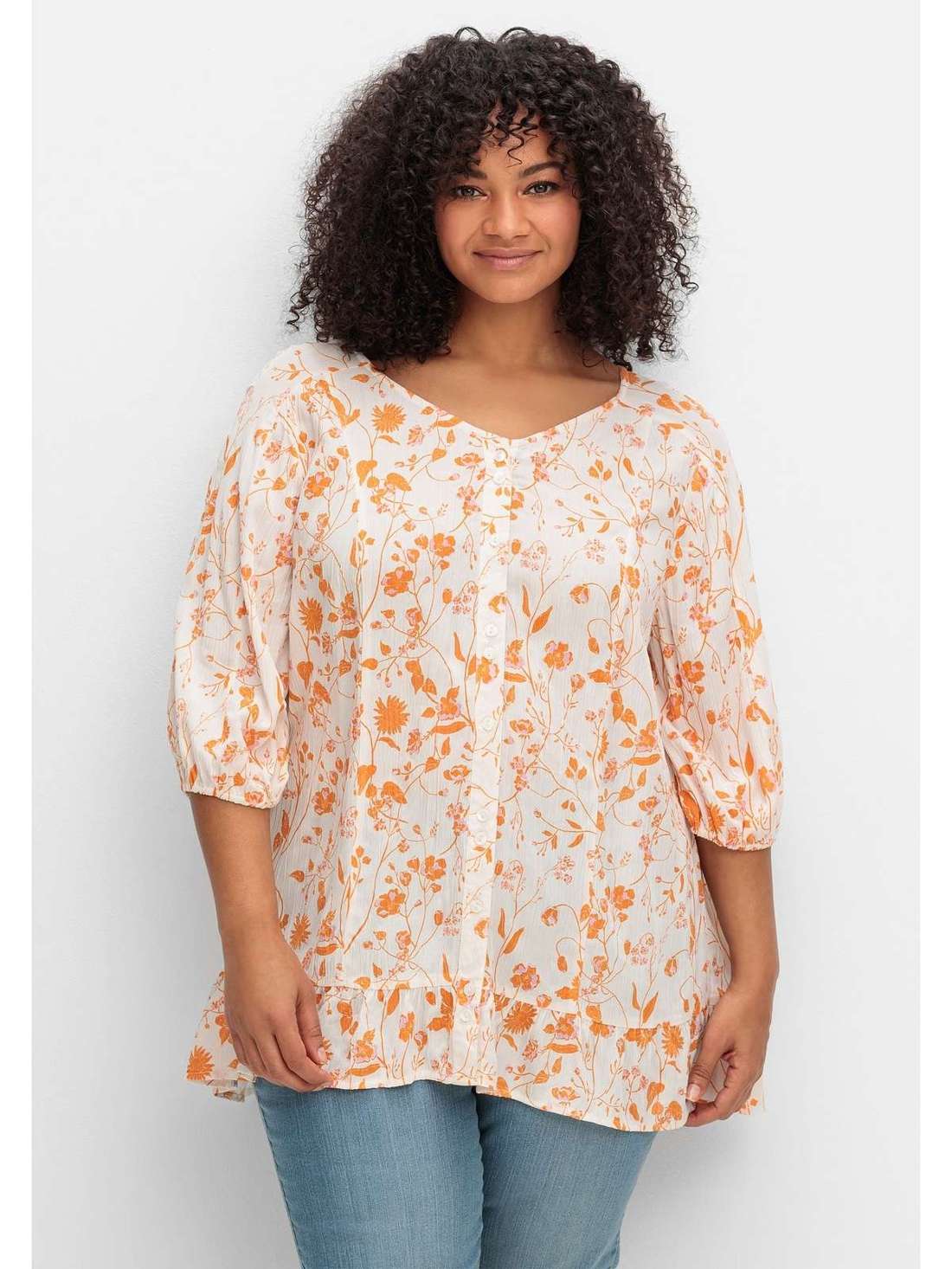 Блузка с принтом, широким вырезом и воланом по краю. Große Größen