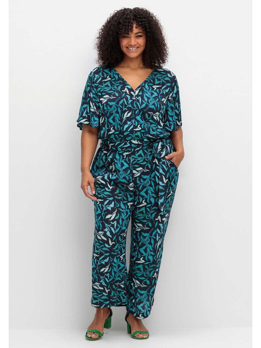 Комбинезон с запахом и вырезами на рукавах Große Größen