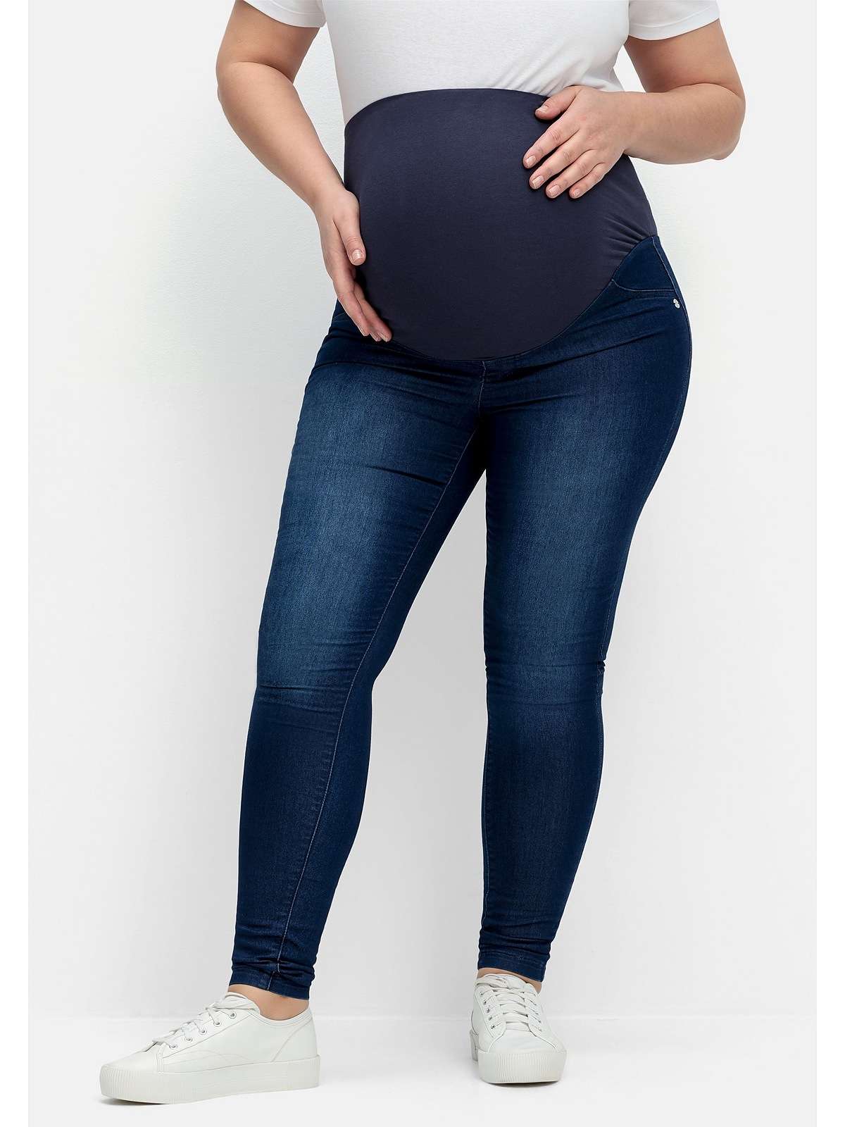 Джинсы для беременных с декоративными передними карманами.