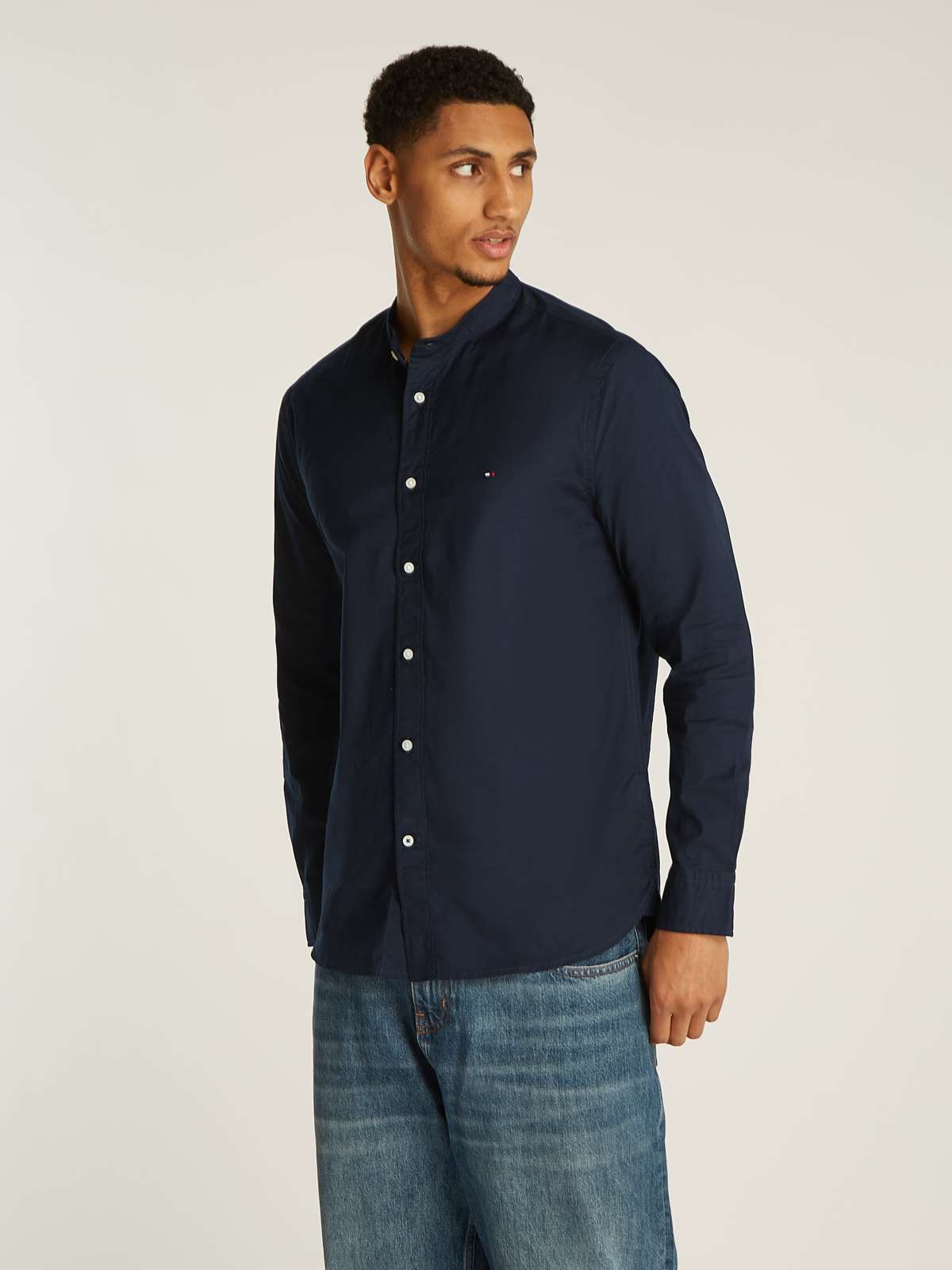 Рубашка с длинными рукавами и фирменными полосками Tommy Hilfiger внутри... NATURAL SOFT SOLID MAO RF SHIRT