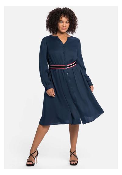 Атласное платье-блузка с контрастным поясом.