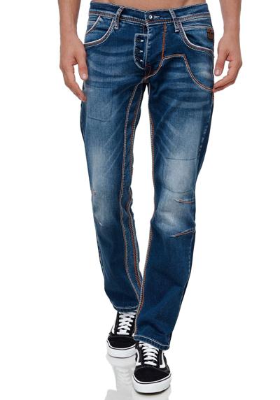 Прямые джинсы с эффектными декоративными швами.