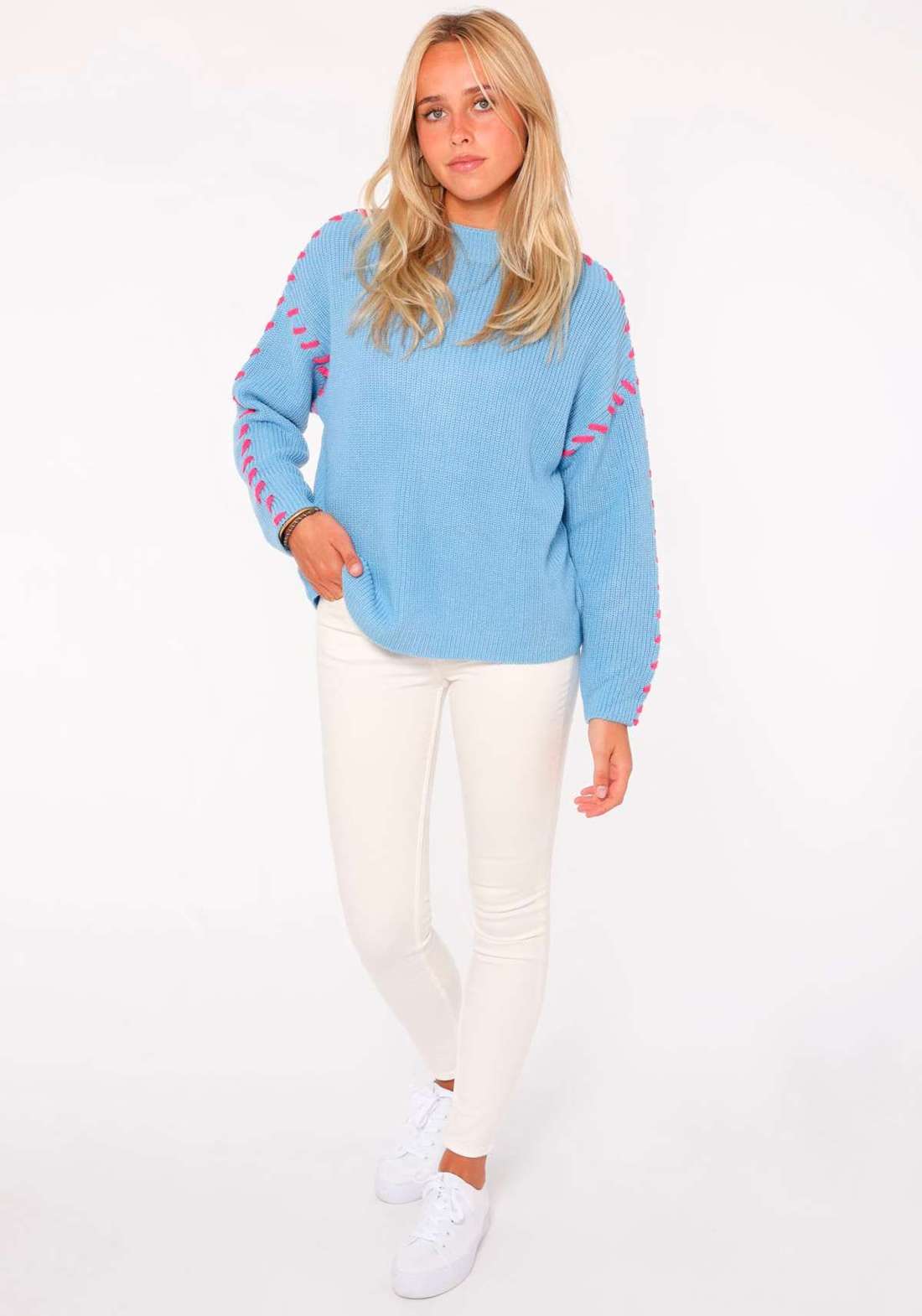 Вязаный свитер с контрастными швами и сердечком с содержанием шерсти. `Stitching`