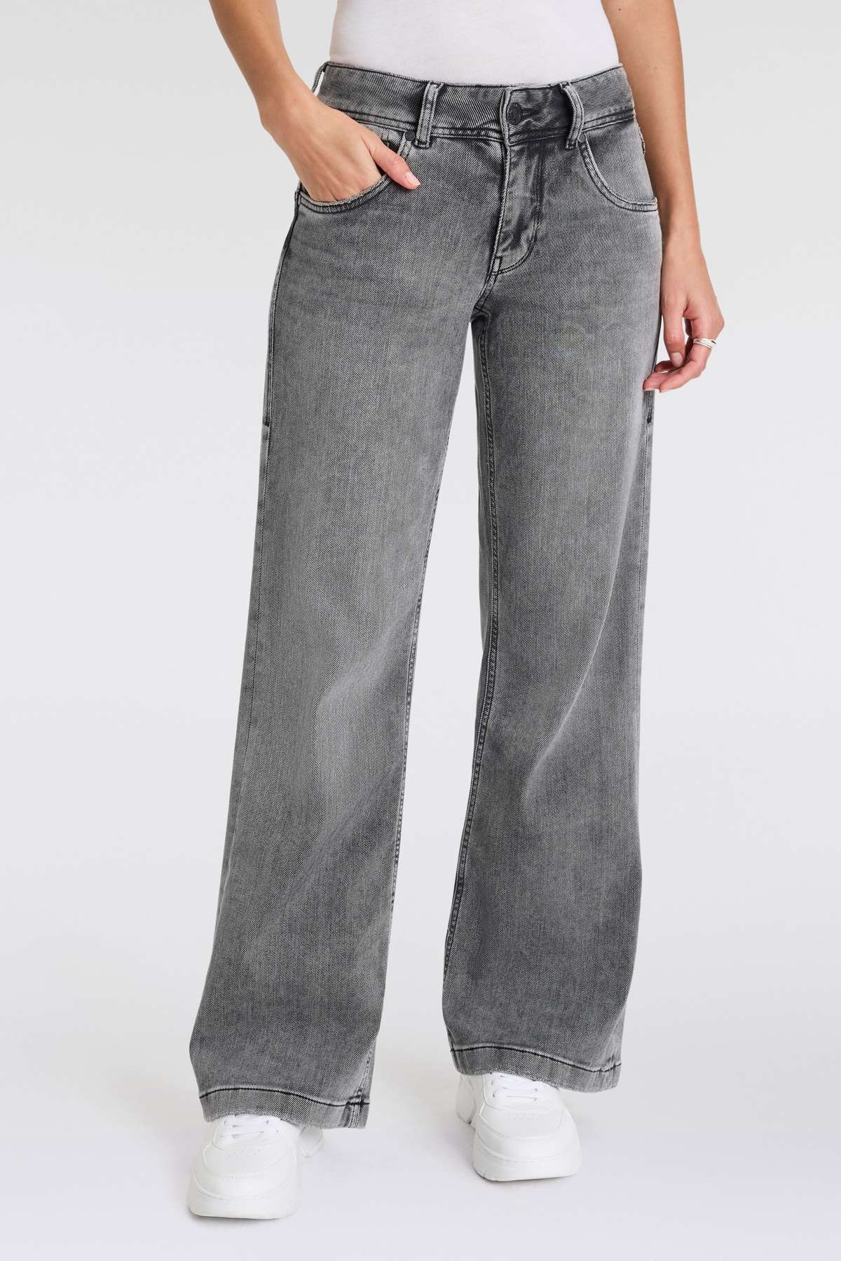 Джинсы Bootcut с характерными карманными вытачками сзади. Edna Organic Denim Brushed
