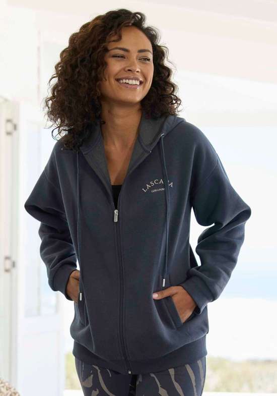 Толстовка с капюшоном, боковыми карманами и с начесом внутри.