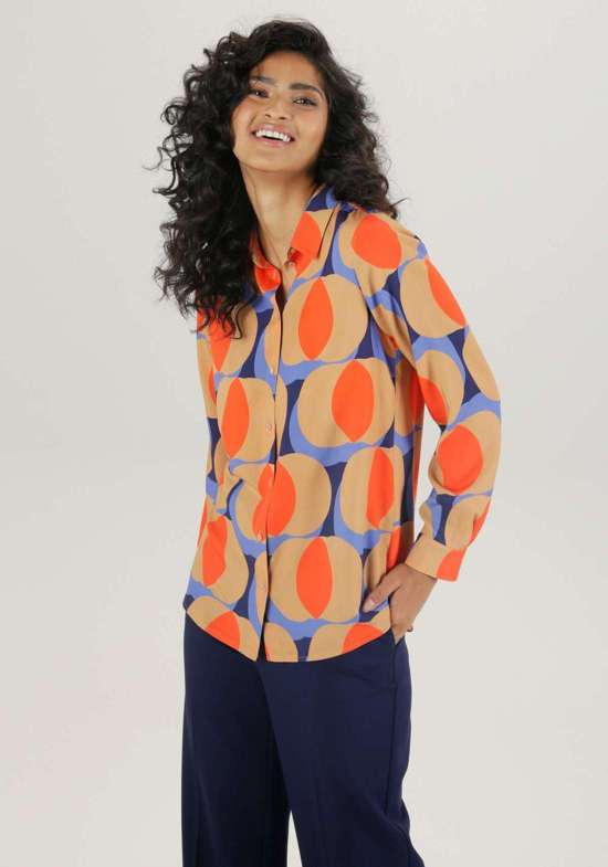 Блузка-рубашка с узором в стиле ретро, облегающим фигуру