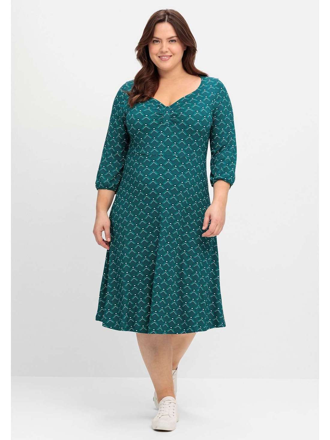 Платье А-силуэта с вырезом в форме сердца и графическим принтом. Große Größen