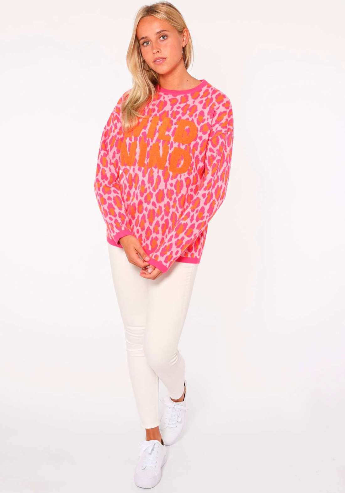 Свитер с круглым вырезом в леопардовом стиле и надписью из махровой ткани и... `Leo-Wild Mind`