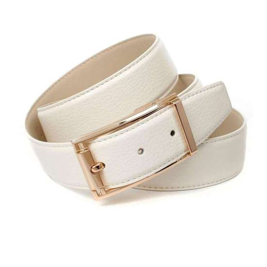 Кожаный ремень с пряжкой золотого цвета.