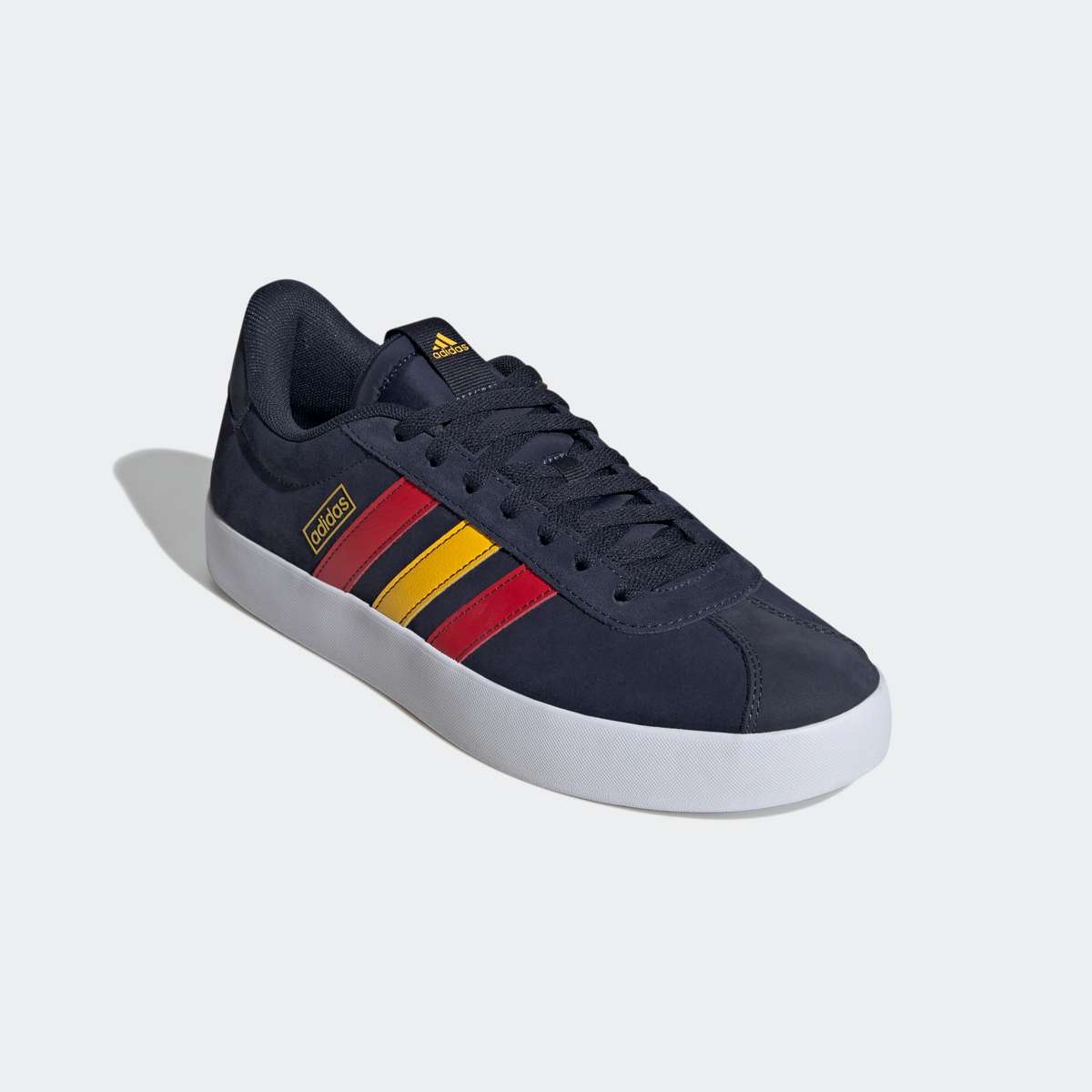 Кроссовки, вдохновленные дизайном Adidas Samba. VL COURT 3.0