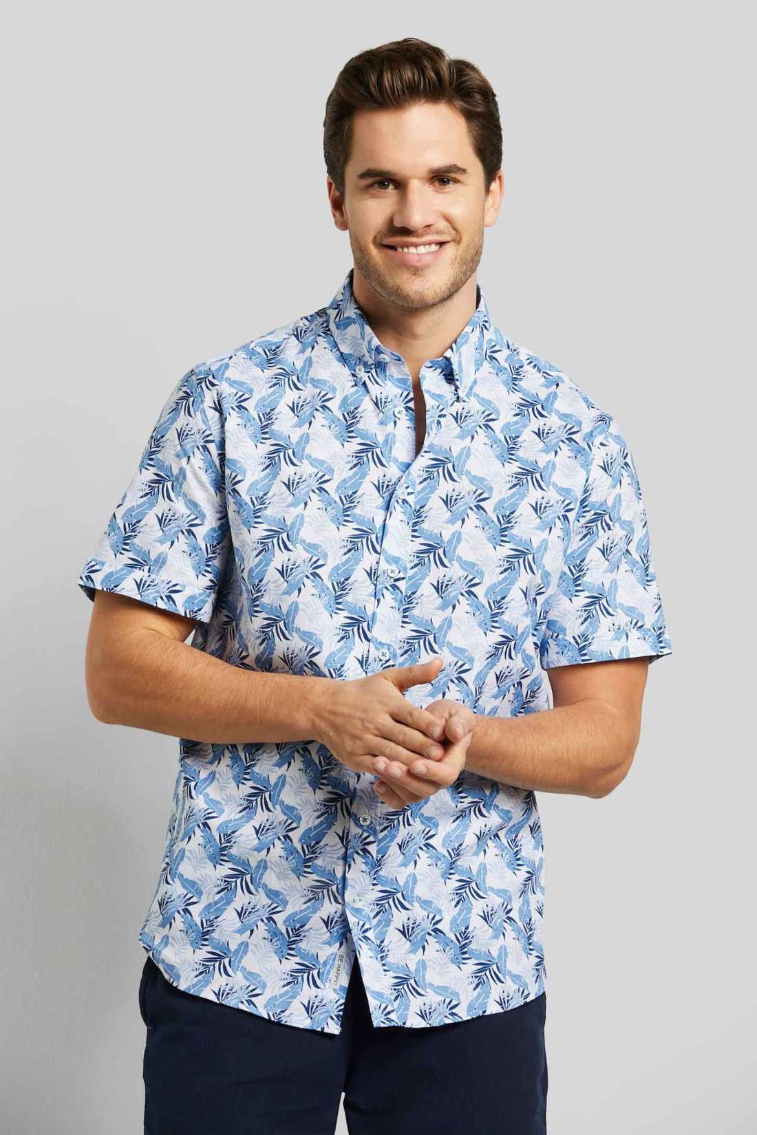 Рубашка с короткими рукавами и цветочным принтом по всей поверхности.