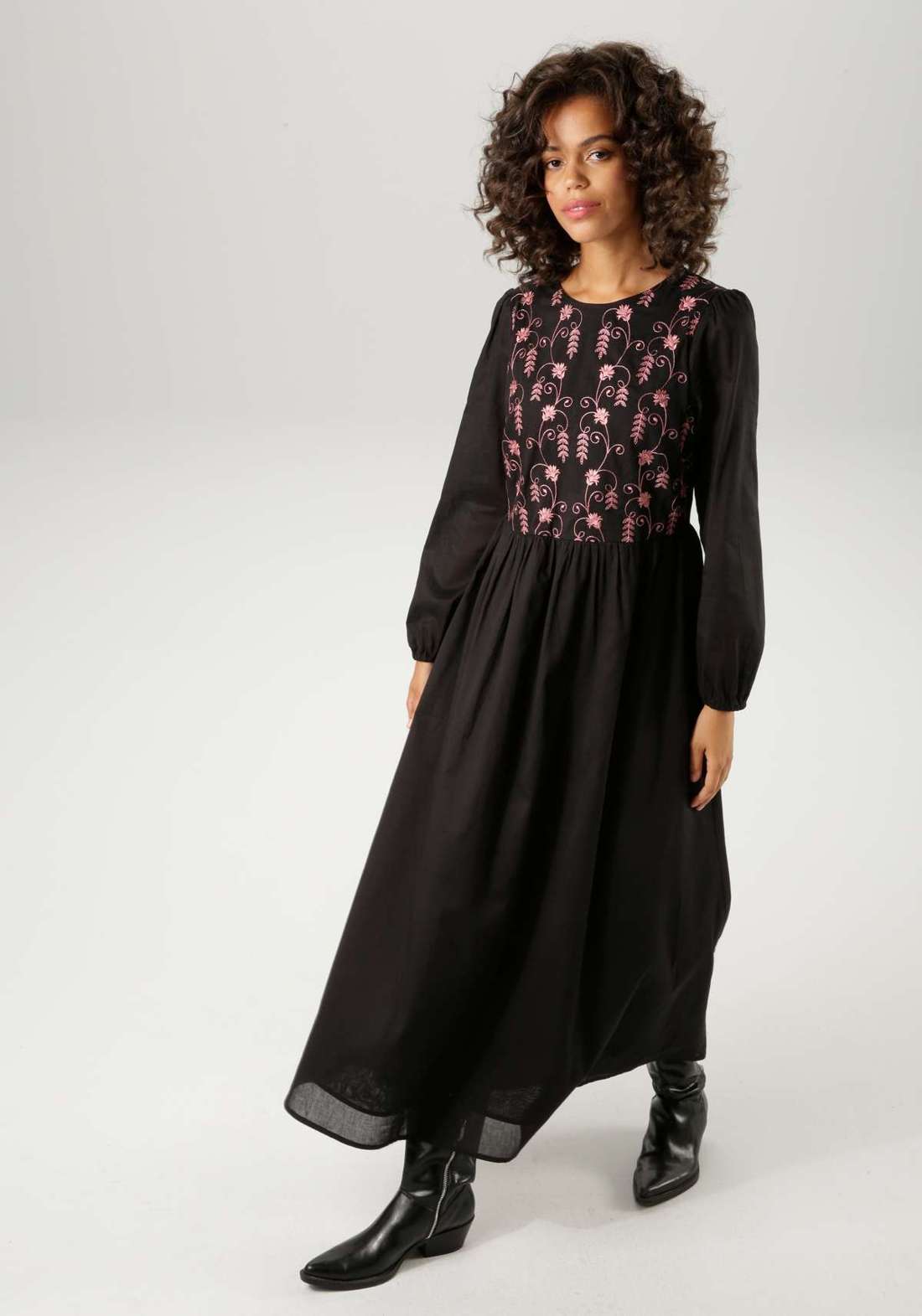 Платье макси, украшенное изысканной вышивкой