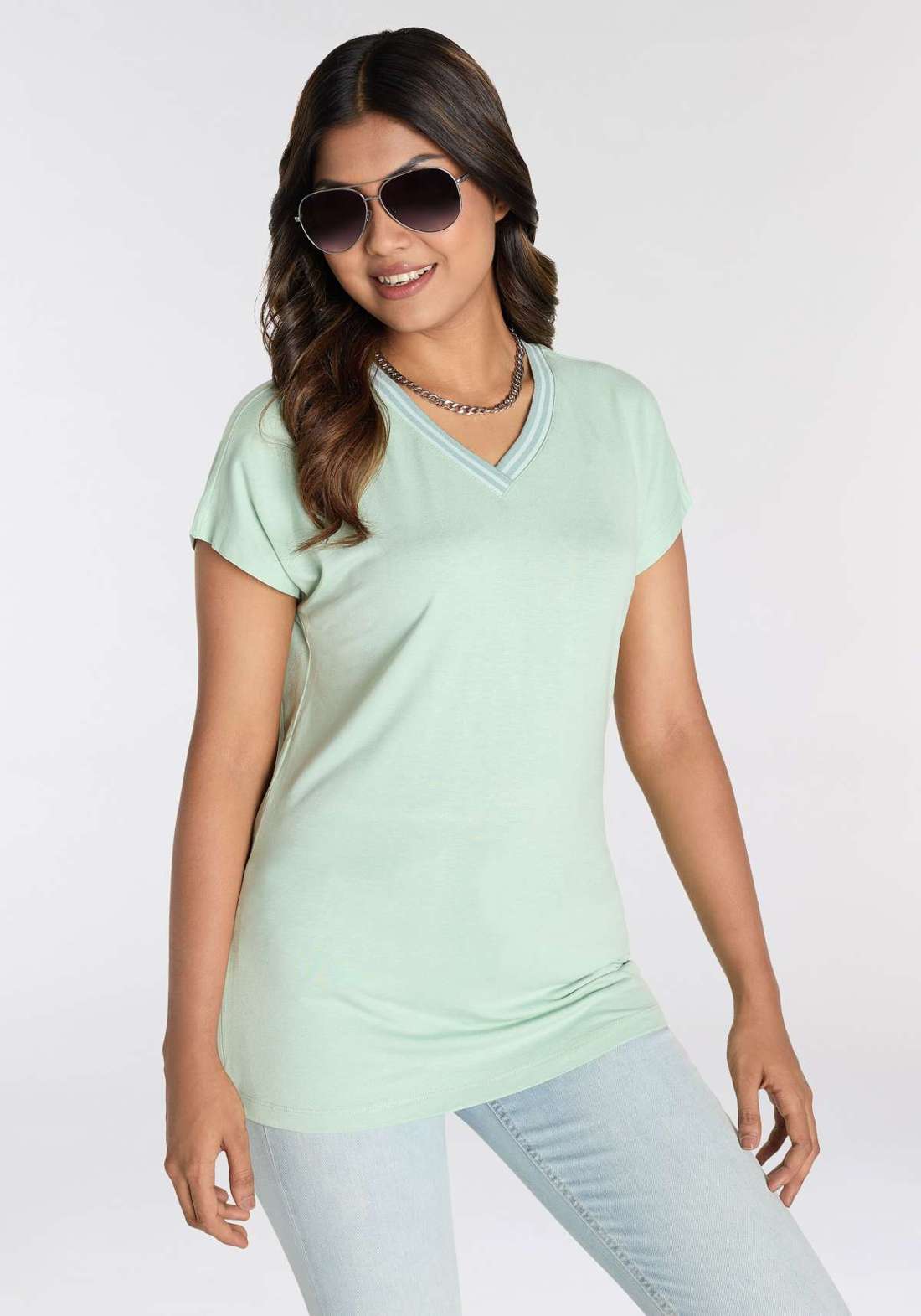 Футболка со спортивным V-образным вырезом