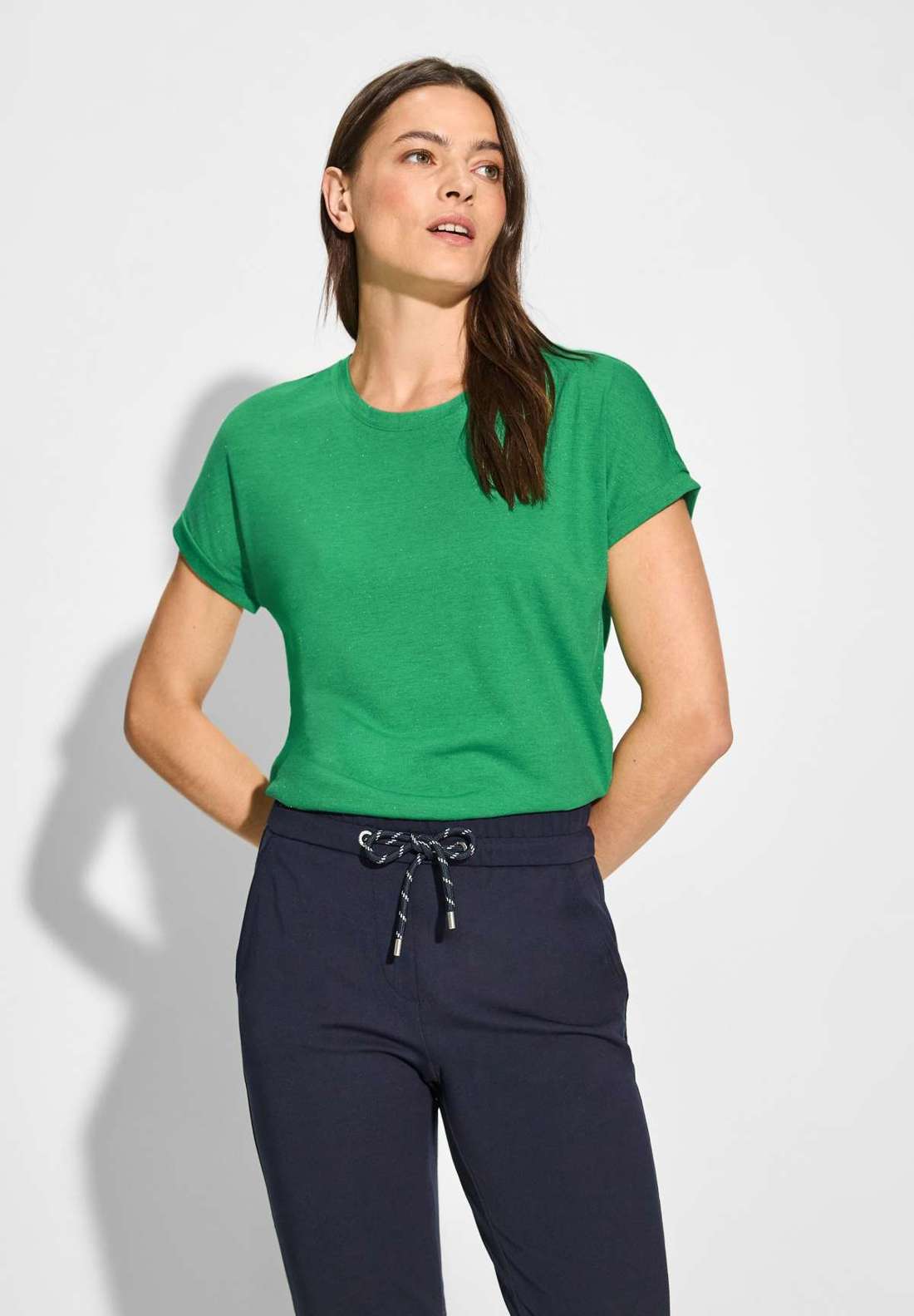 футболка с круглым вырезом