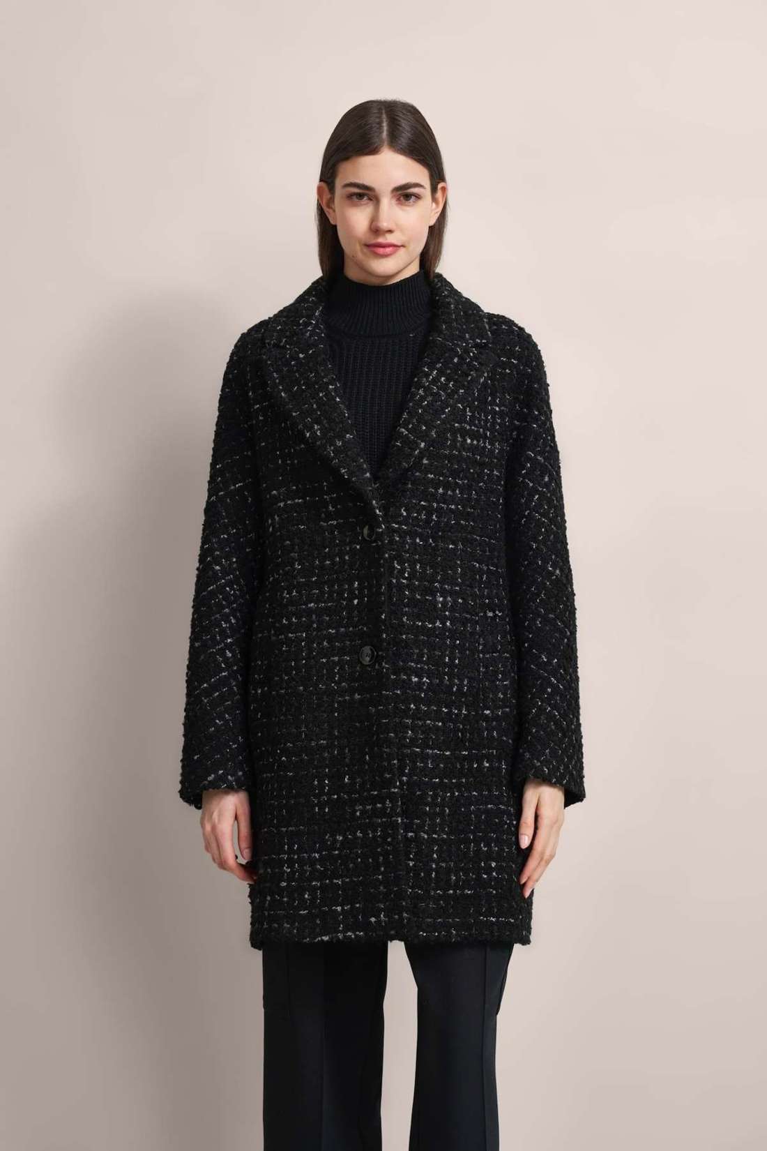 Короткое пальто с элегантным внешним видом