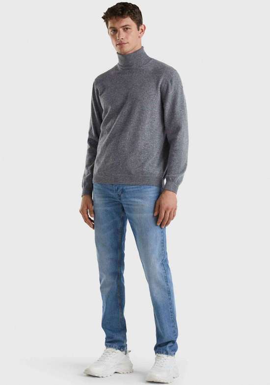 Свитер-водолазка классической формы.