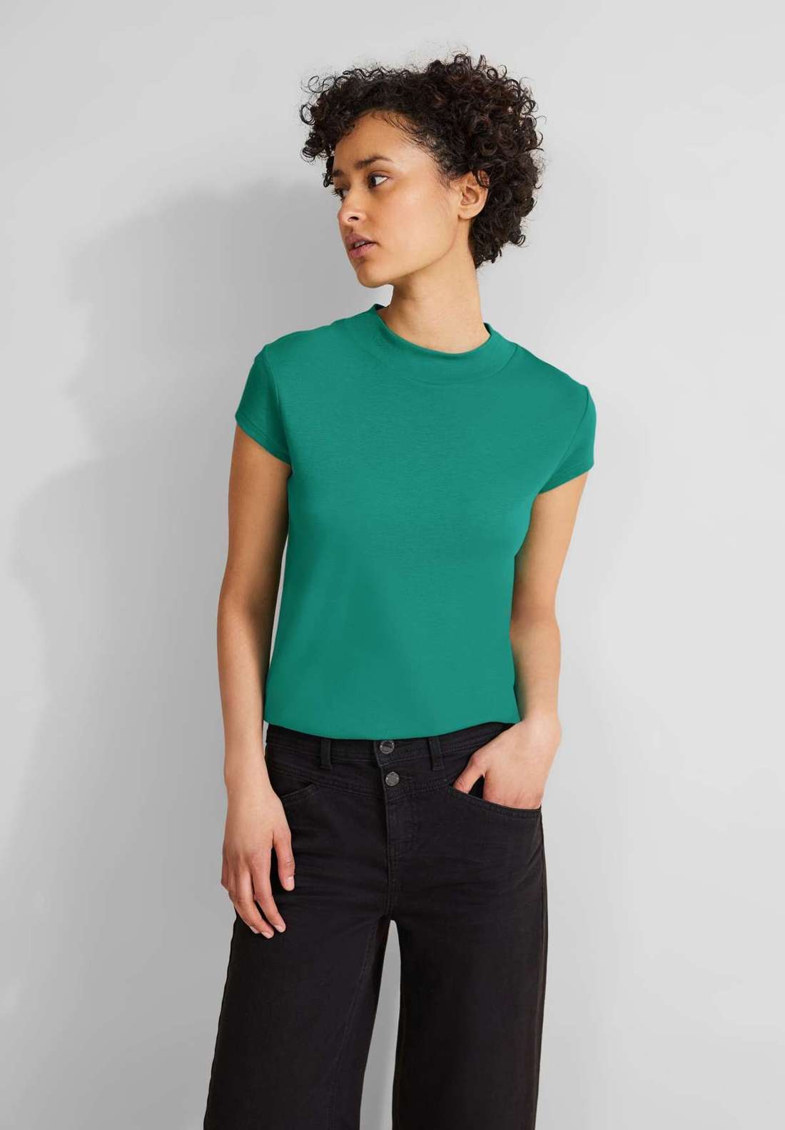 Футболка с воротником стойкой