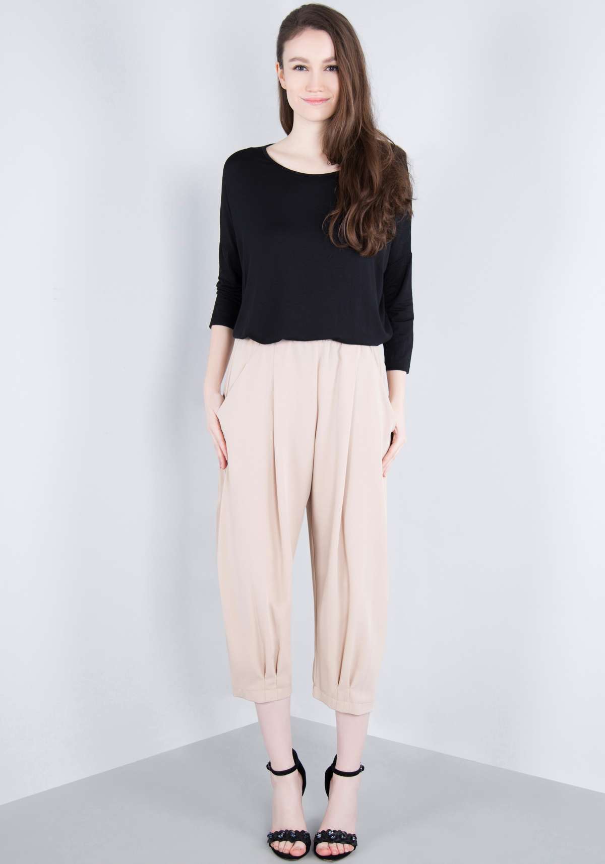 брюки 3/4 Verkurzte, fliessende `O - Shape` Hose mit Gummizug und Nahtdetails