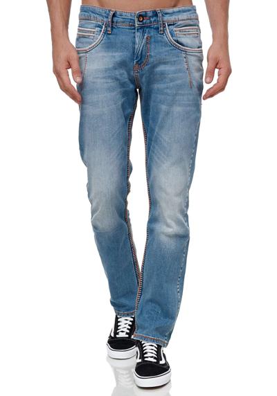 Прямые джинсы в модном потертом образе